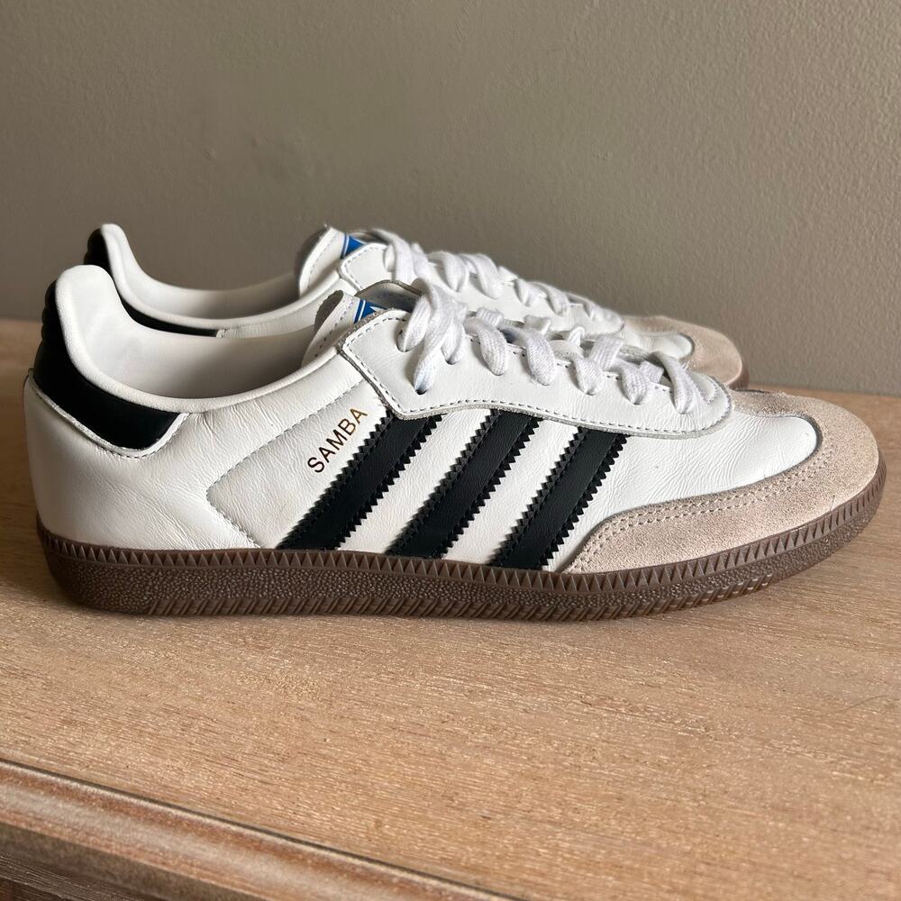 Adidas Samba Classic Retro Sneaker - Casual, Comfortable, Timeless.